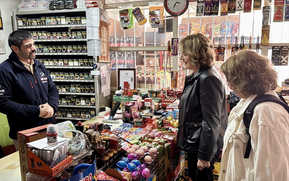 Osmanlı döneminden gelen, ihtiyaç sahiplerinin borçlarının ödendiği "zimem defteri" geleneği...