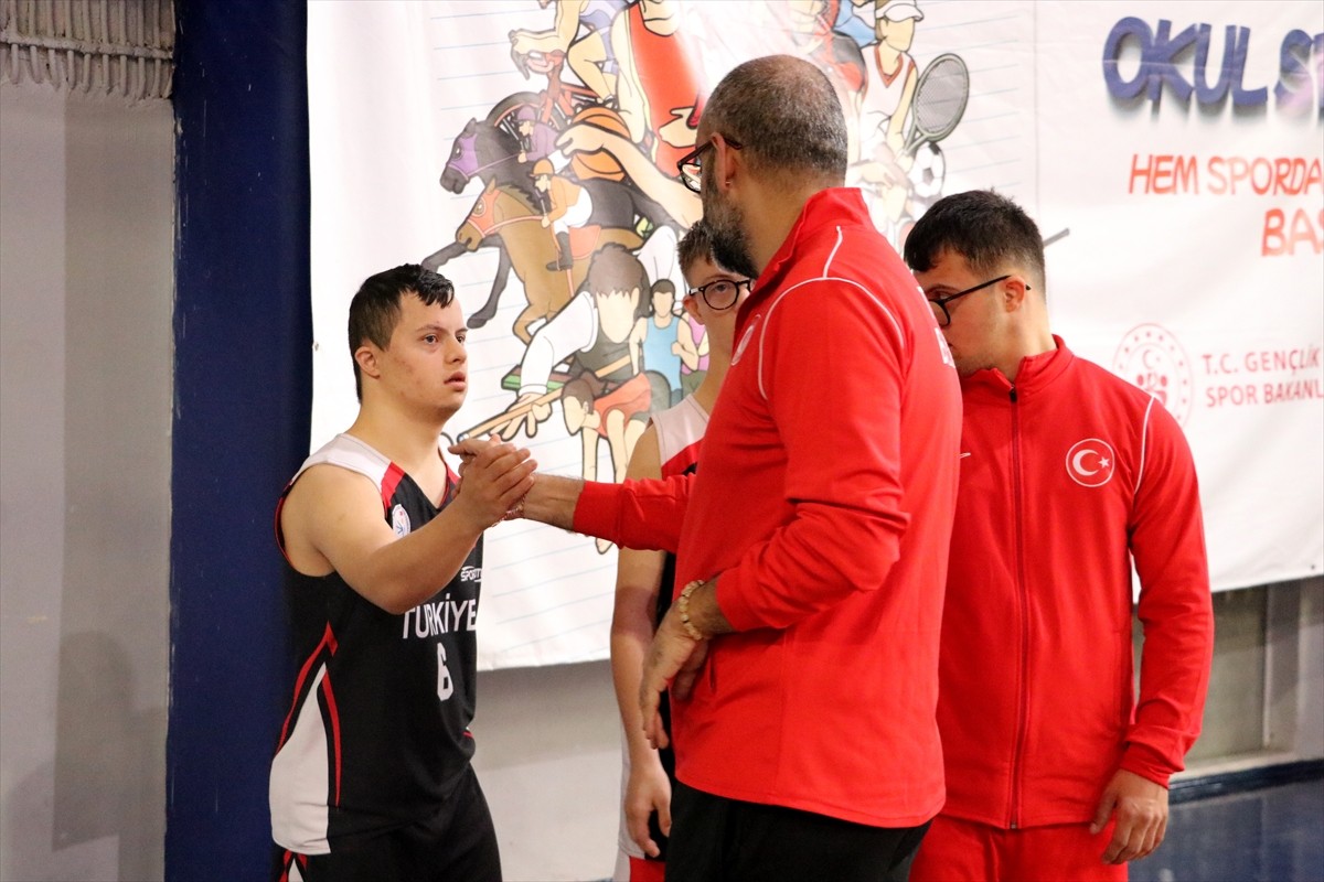 Özel eğitim okulunda öğretmenlik yapan Ufuk Bulut, aynı zamanda Down Sendromlu Milli Basketbol...