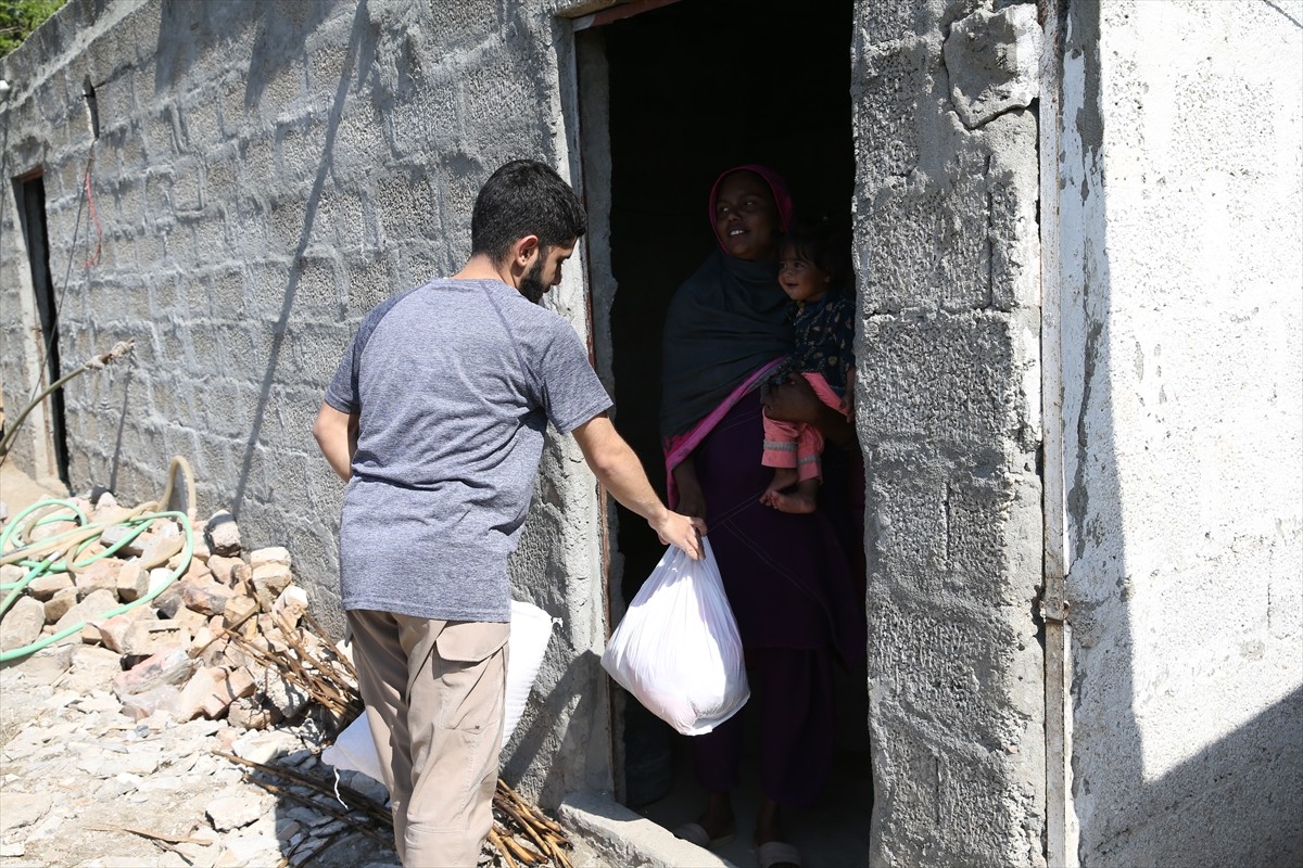 Pakistan'da yaşayan Türk öğrenciler, ramazanda ihtiyaç sahiplerine 150 koli erzak dağıttı. Başkent...