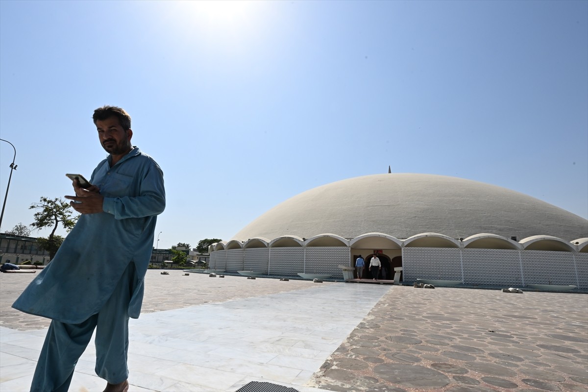Pakistan'ın farklı kentlerinde yer alan tarihi camiler, ramazanda da ziyaretçilerini ağırlıyor....