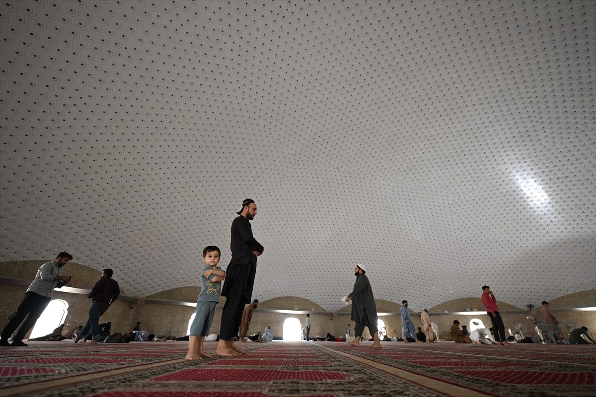 Pakistan'ın farklı kentlerinde yer alan tarihi camiler, ramazanda da ziyaretçilerini ağırlıyor....