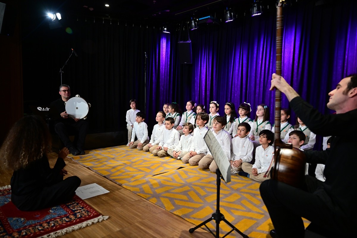 Palet Türk Müziği İlkokulu öğrencileri, huzurevi sakinlerine özel konser düzenledi. Öğrenciler...