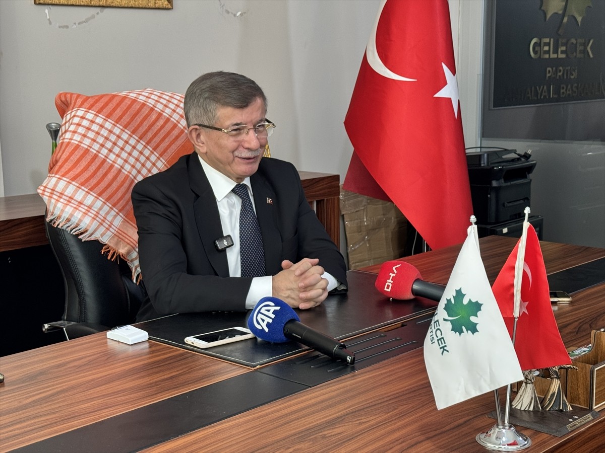 Partisinin Antalya il başkanlığını ziyaret eden Gelecek Partisi Genel Başkanı Ahmet Davutoğlu...
