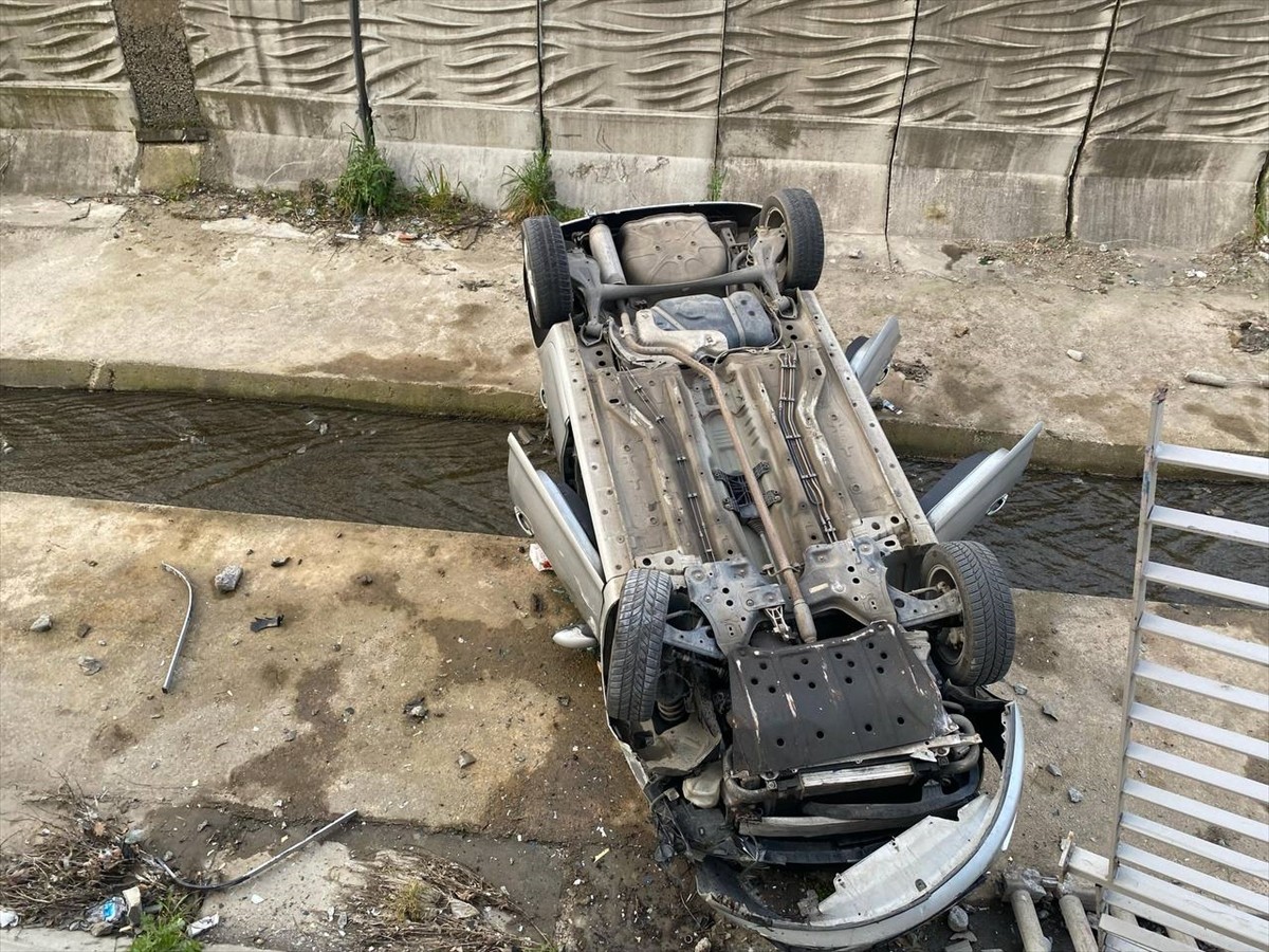 Pendik Kurtköy Mahallesi Rize Sokak’ta bariyeri aşarak dere yatağına düşen otomobildeki 5 kişi...