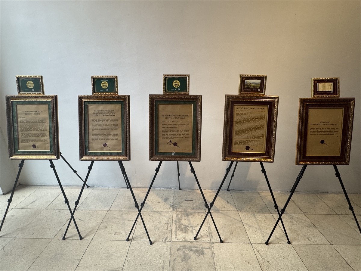 PTT Çalışanları Dayanışma Derneğince hazırlanan "Türk İslam Tarihine Yön Veren Mektuplar" sergisi...