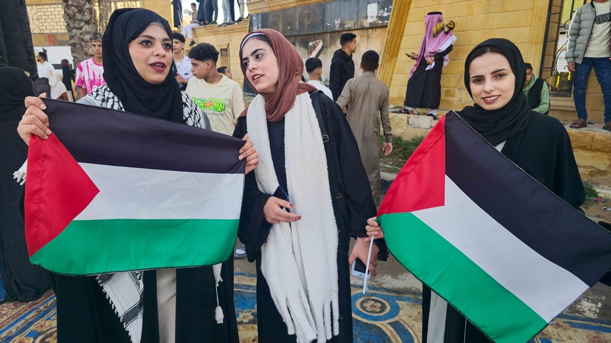 Ramazan Bayramı'nı bugün kutlamaya başlayan Mısır'da bayram namazında okunan hutbede İsrail...