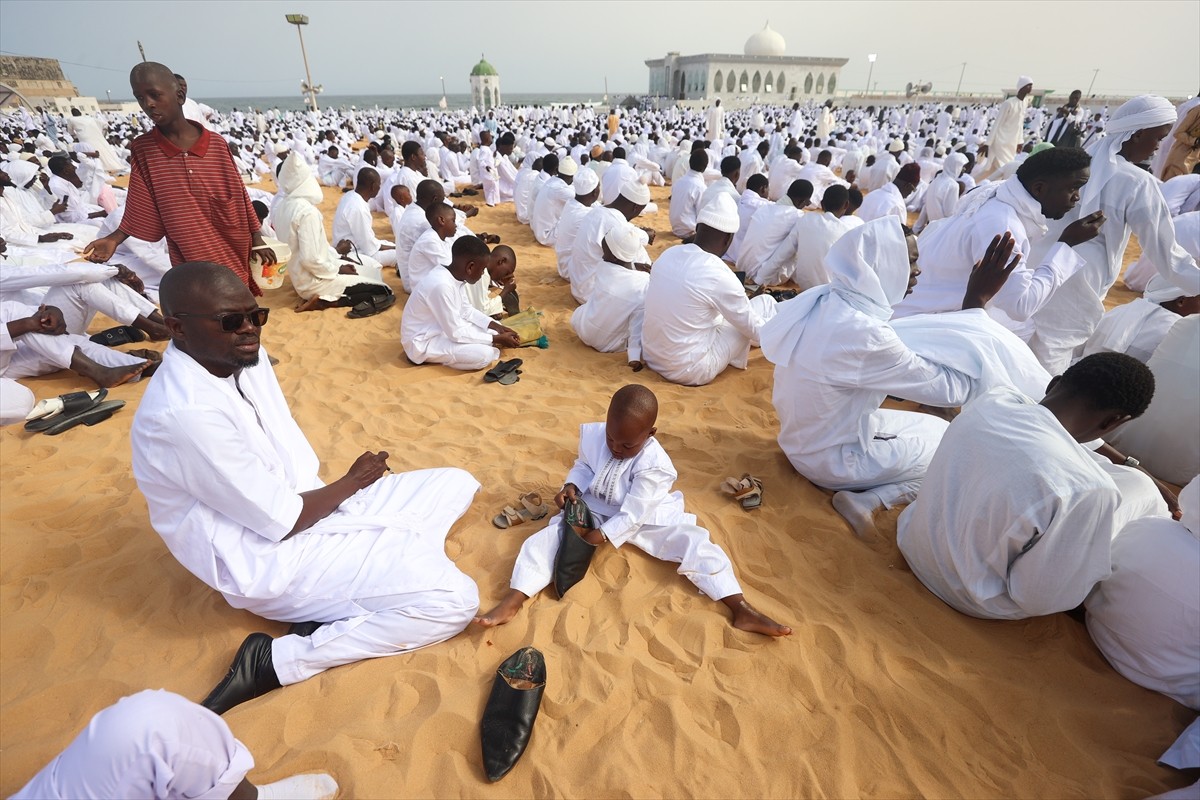 Ramazan Bayramı'nın ilk gününün bugün idrak edildiği Senegal'de, Layene tarikatının takipçileri...