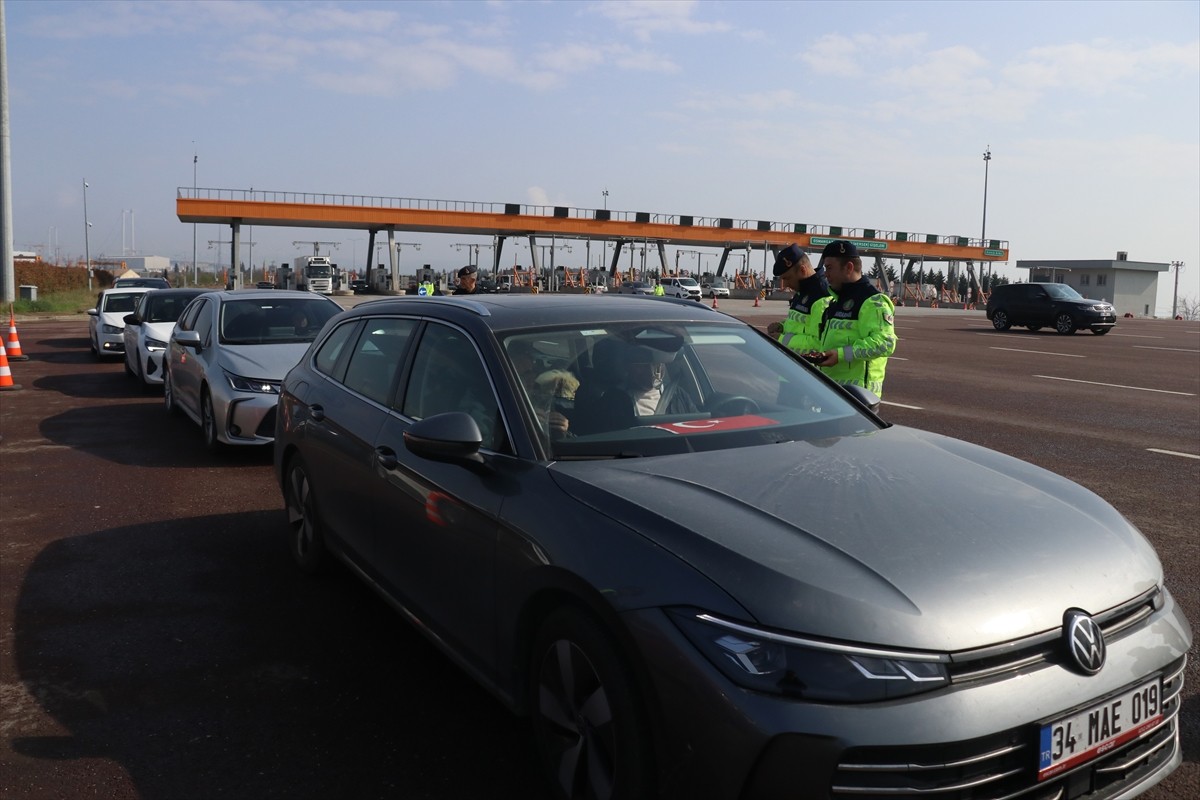 Ramazan Bayramı tatili dolayısıyla İstanbul-İzmir Otoyolu ve Osmangazi Köprüsü'nde başlayan akıcı...