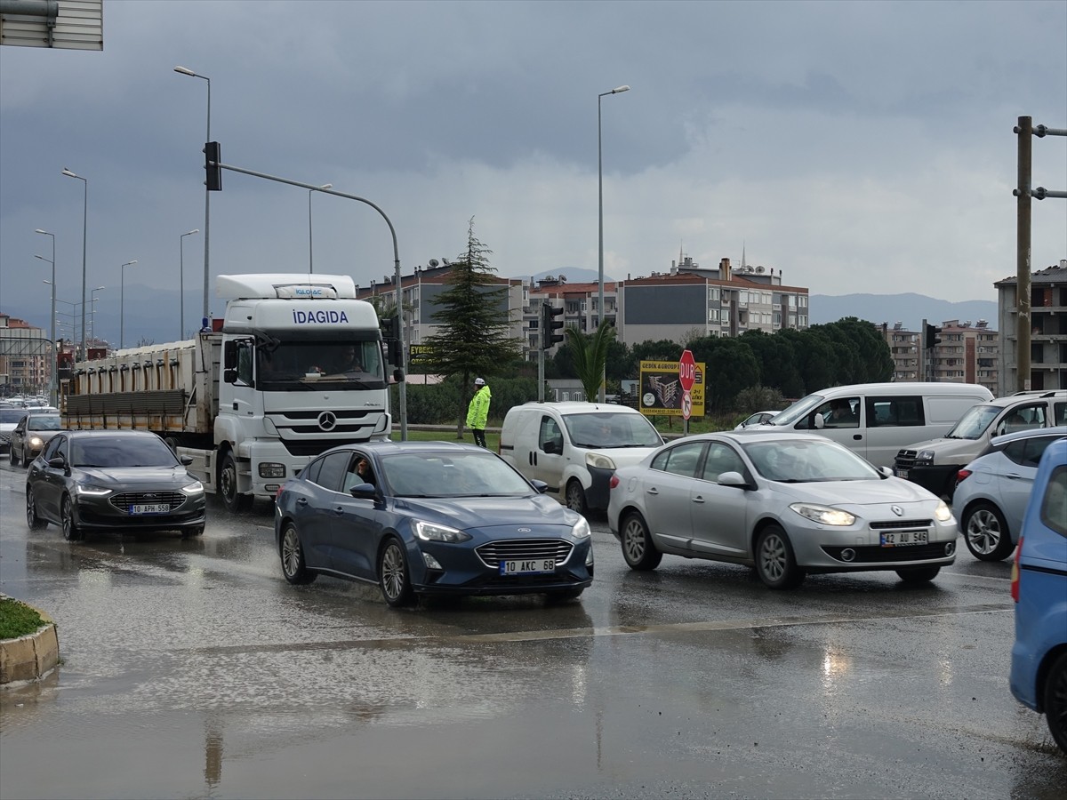 Ramazan Bayramı tatili için Edremit Körfezi'ne gelen ziyaretçiler kara yollarında yoğunluğa neden...