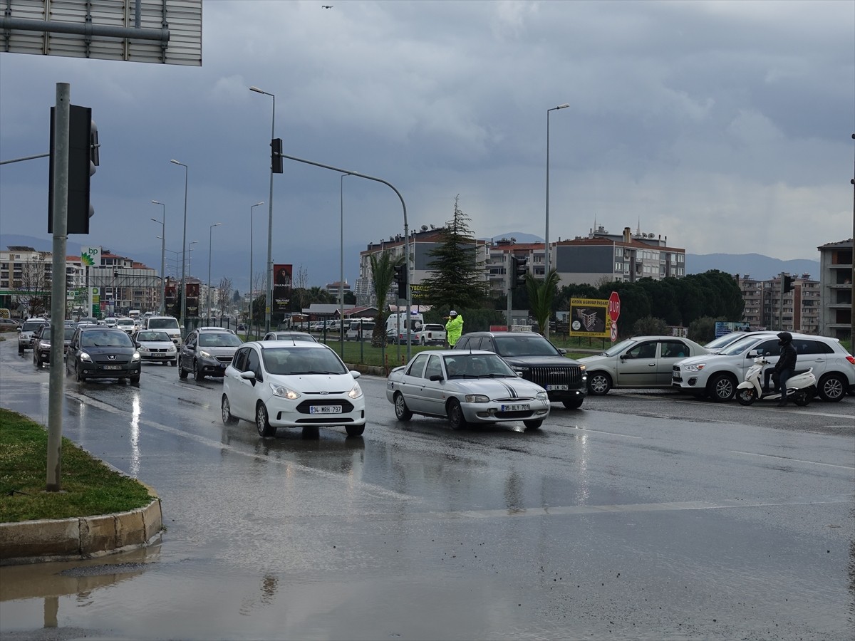 Ramazan Bayramı tatili için Edremit Körfezi'ne gelen ziyaretçiler kara yollarında yoğunluğa neden...