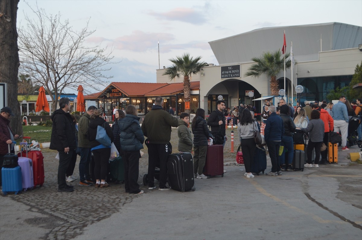 Ramazan Bayramı tatilini Ege Denizi'ndeki Yunan adalarında geçirmek isteyen Türk turistler...
