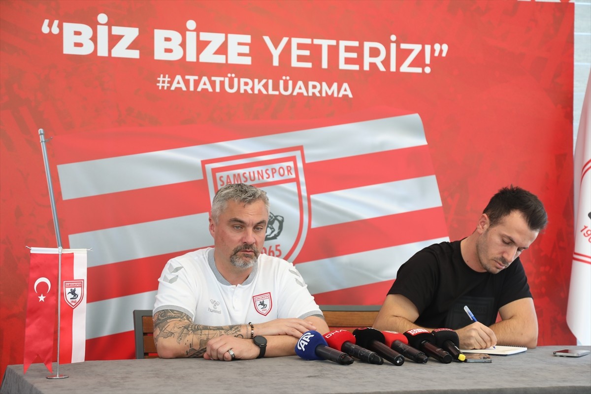 Reeder Samsunspor Teknik Direktörü Thomas Reis (solda), Nuri Asan Tesisleri'nde düzenlediği...