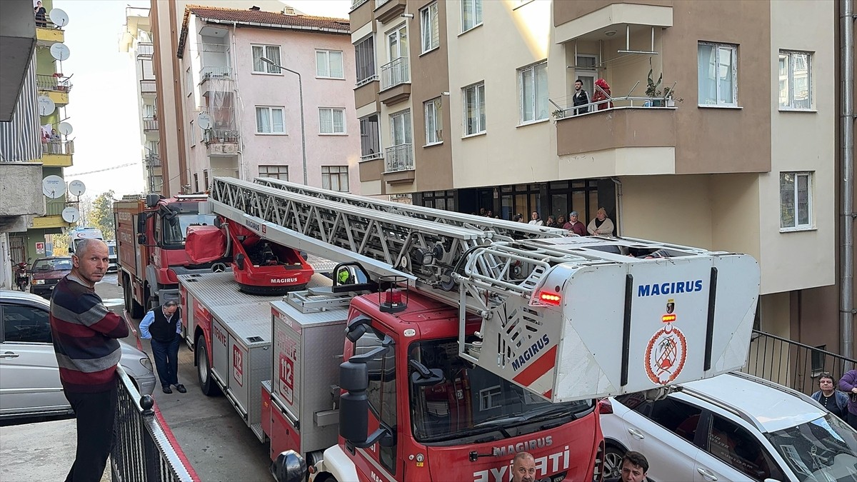 Rize'de, apartmanın 3'üncü katındaki dairede çıkan yangın, itfaiye ekiplerince...