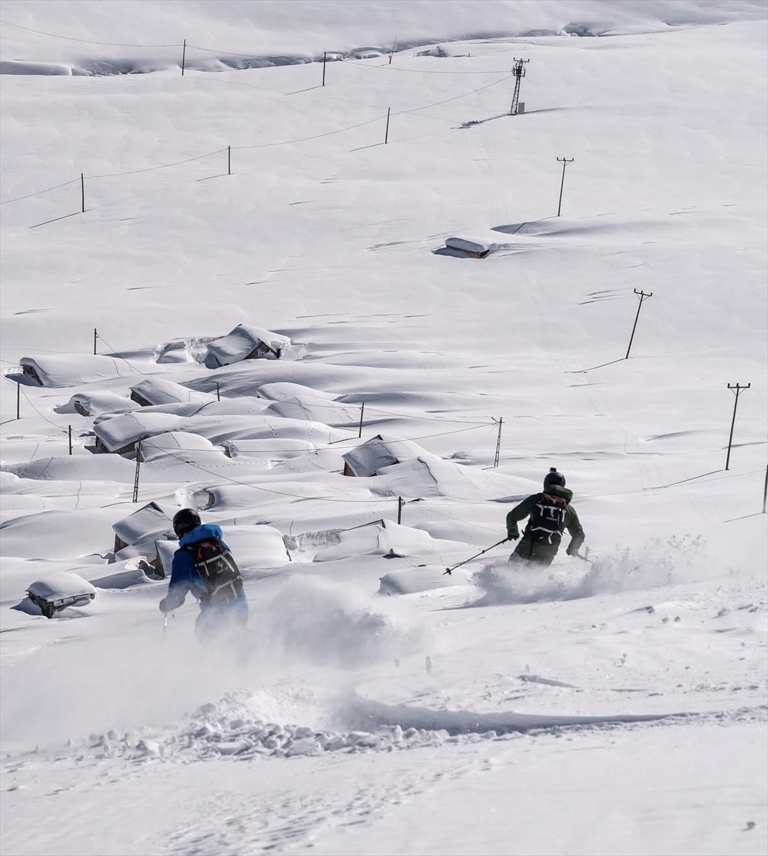 Rize'de Kaçkar Dağları'nda helikopterli kayak olarak bilinen "heliski" heyecanı devam ediyor....