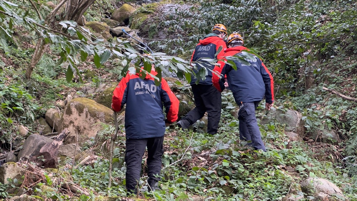 Rize'de kaybolduktan 3 saat sonra bulunan 3 yaşındaki çocuk, ailesine teslim edildi.