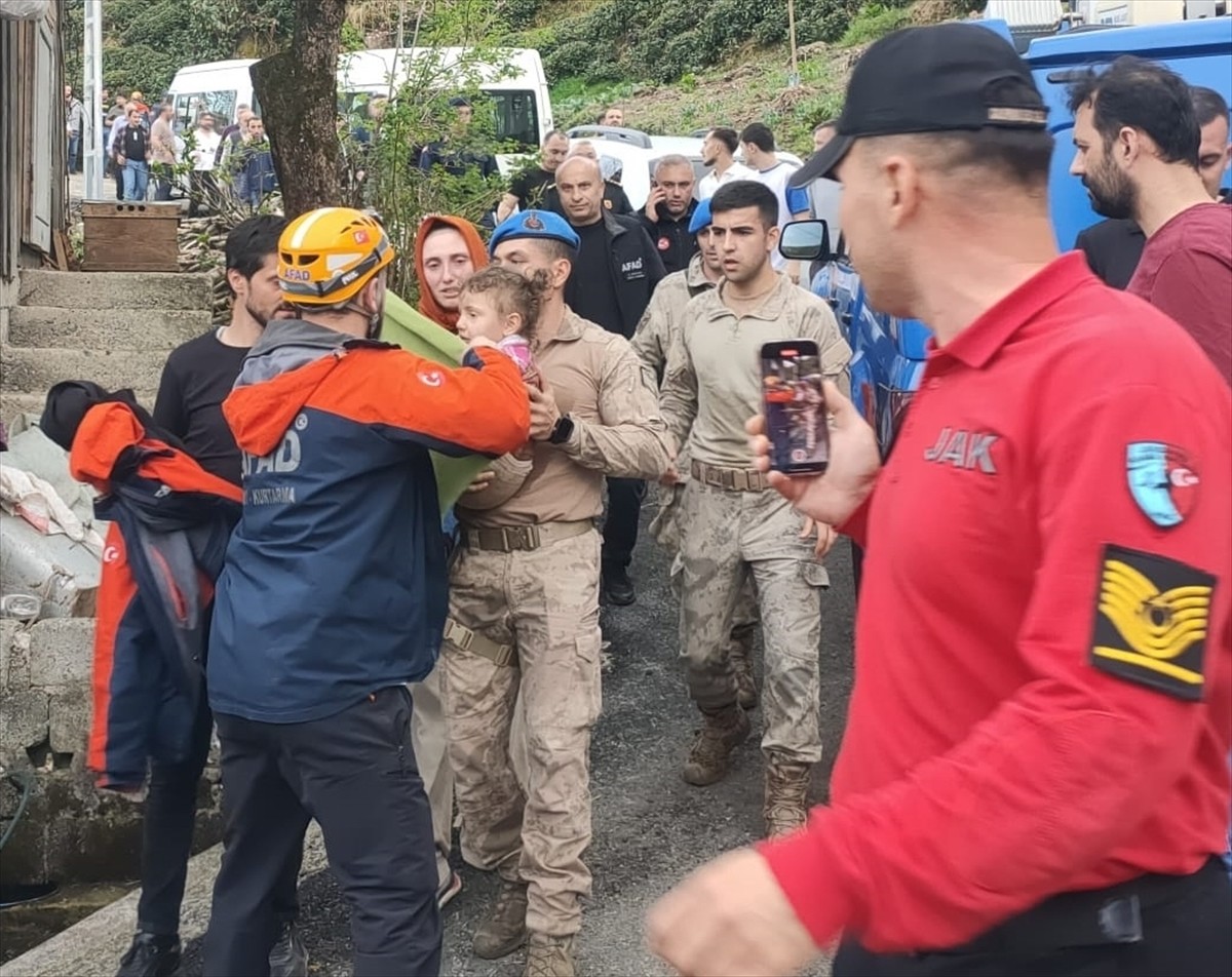 Rize'de kaybolduktan 3 saat sonra bulunan 3 yaşındaki çocuk, ailesine teslim edildi.