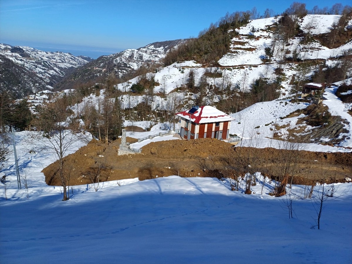 Rize'nin Ardeşen ilçesinde meydana gelen heyelan nedeniyle 4 müstakil ev, tedbir amacıyla...