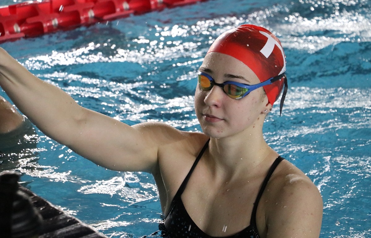 Romanya Yüzme Milli Takımı, Erzurum'daki kamplarından verim alınca güç depolamak için tekrar kenti...