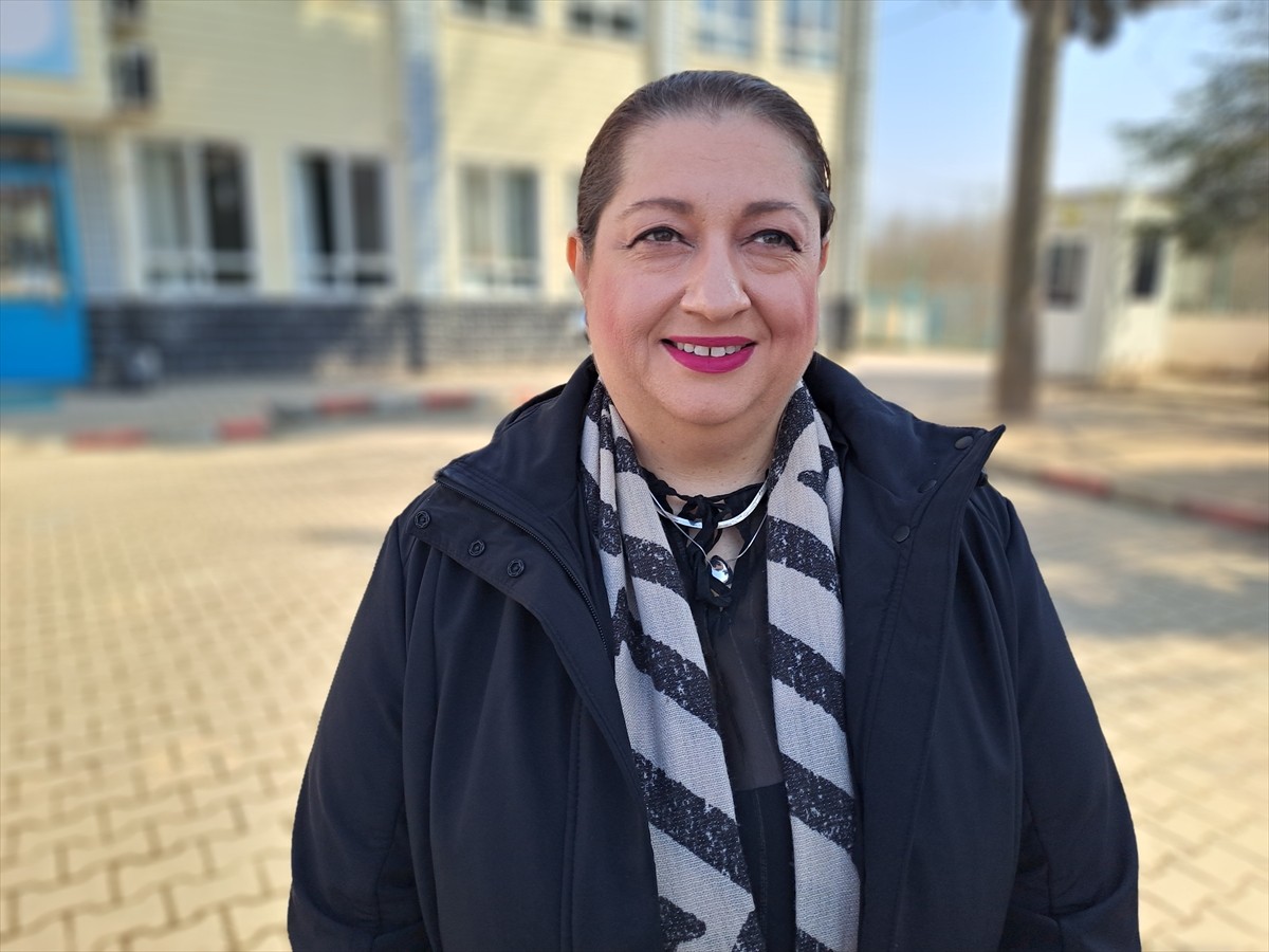 Sakarya'da Hendek ilçesindeki Mustafa Asım İlkokulu öğretmenleri, devamsızlık problemi yaşayan...