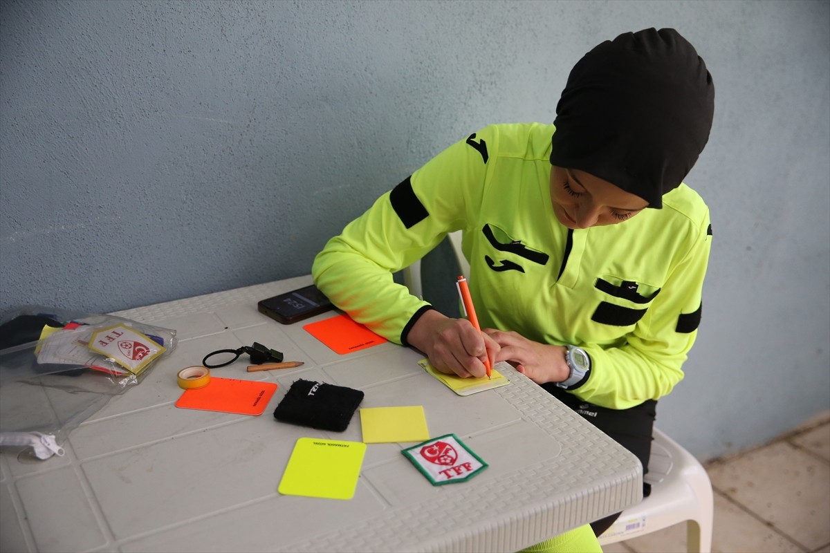 Sakarya'da yaşayan Türkiye Futbol Federasyonu (TFF) bölgesel yardımcı hakemi Fatmagül Güzel...