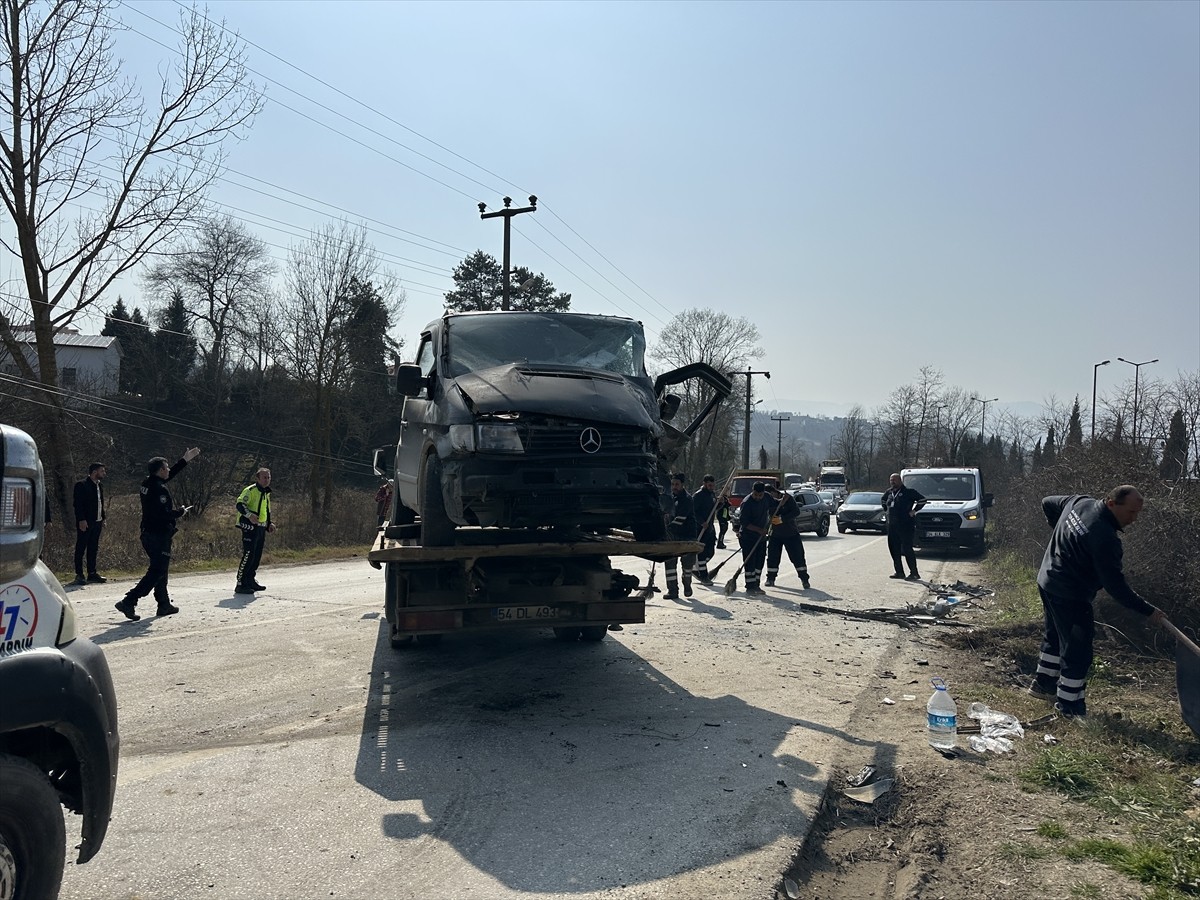 Sakarya'nın Sapanca ilçesinde otomobil ile hafif ticari aracın çarpışması sonucu 5'i çocuk 10 kişi...