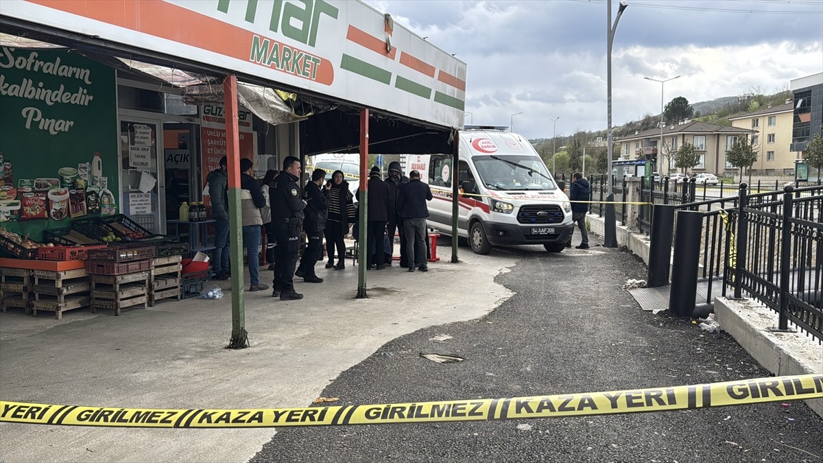 Sakarya'nın Serdivan ilçesinde 3 iş yerine düzenlenen silahlı saldırıda 1 kişi hayatını...