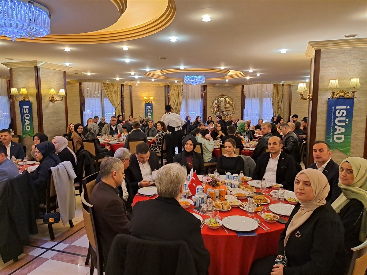 Sakarya'nın Serdivan ilçesinde Gazze ve Filistin'e destek amacıyla iftar programı düzenlendi. İş...