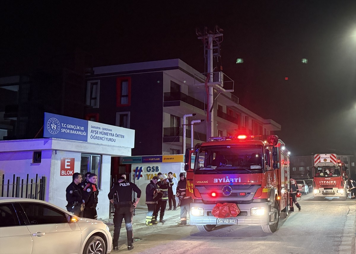 Sakarya'nın Serdivan ilçesinde kız öğrenci yurdunda yangın çıkması nedeniyle yurt tahliye...