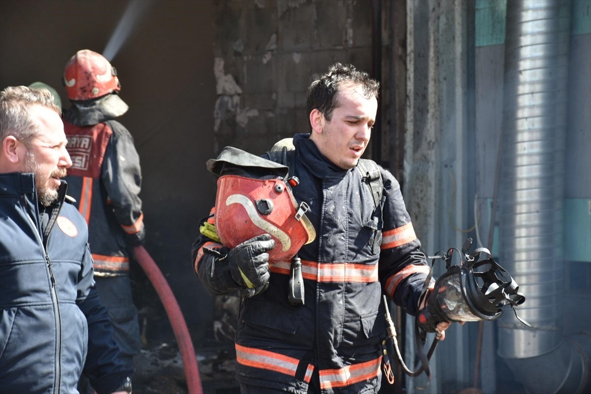 Sakarya'nın Serdivan ilçesinde mobilyacılar çarşısında çıkan yangın söndürülmeye çalışılıyor....