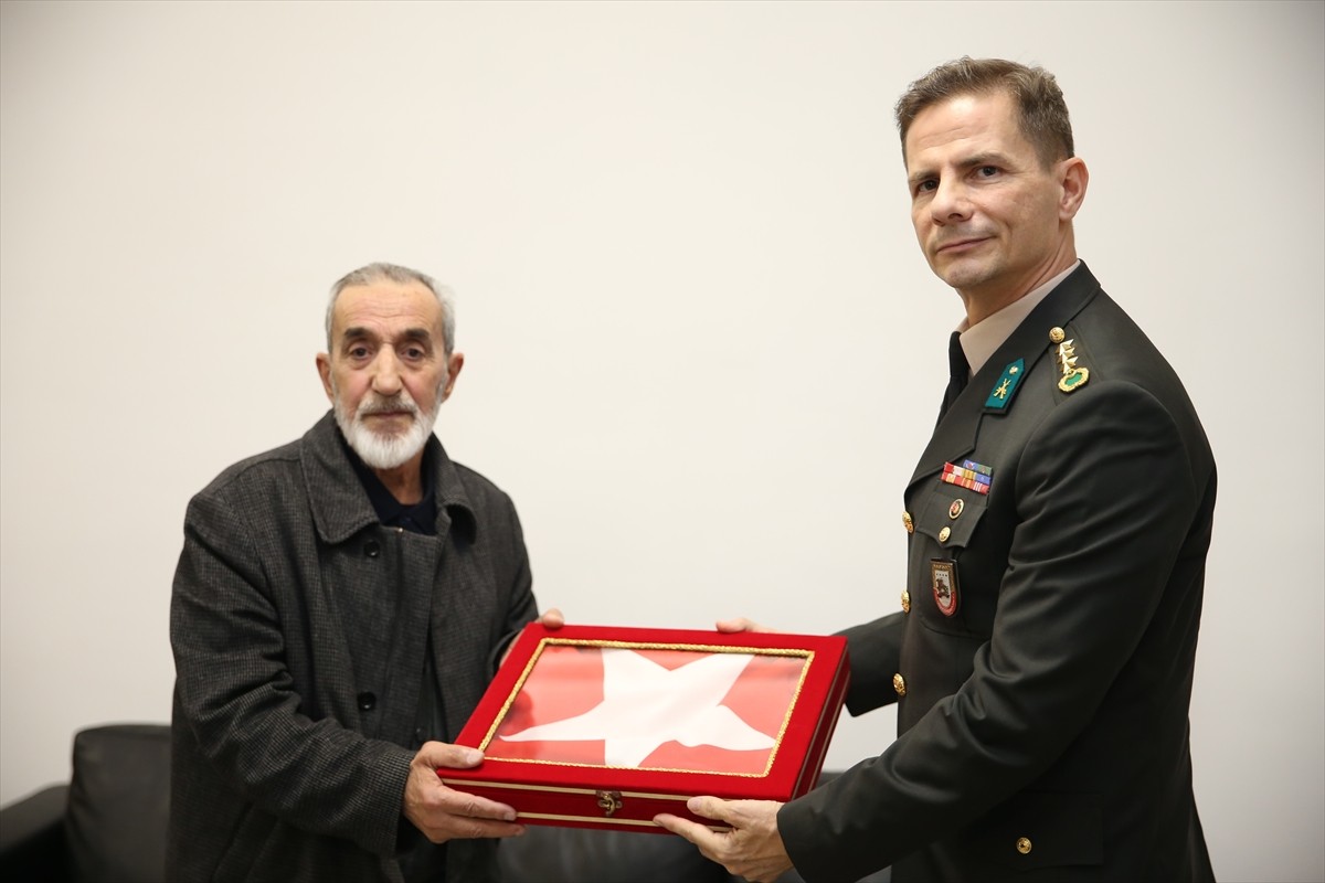 Sakarya Garnizon Komutanlığınca şehit aileleri ile gazilere iftar verildi. İftar programından önce...