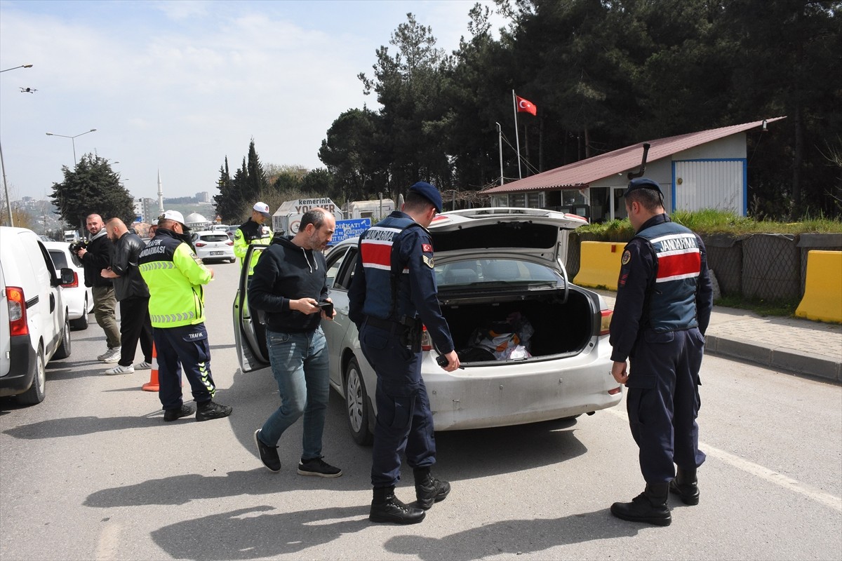 Samsun'da polis ve jandarma ekipleri, Ramazan Bayramı öncesi trafik denetimleri gerçekleştirdi....