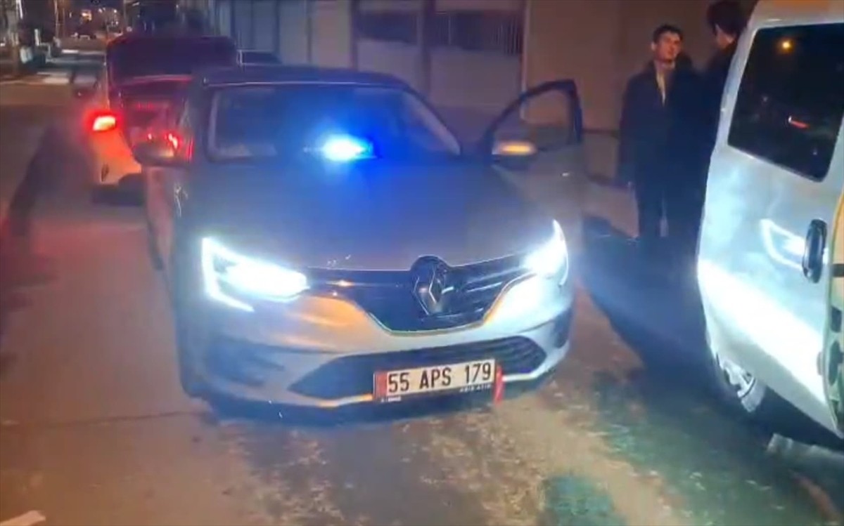 Samsun'un Bafra ilçesinde, yasa dışı çakar lambası takılı bir otomobili kullanan sürücü ile araç...