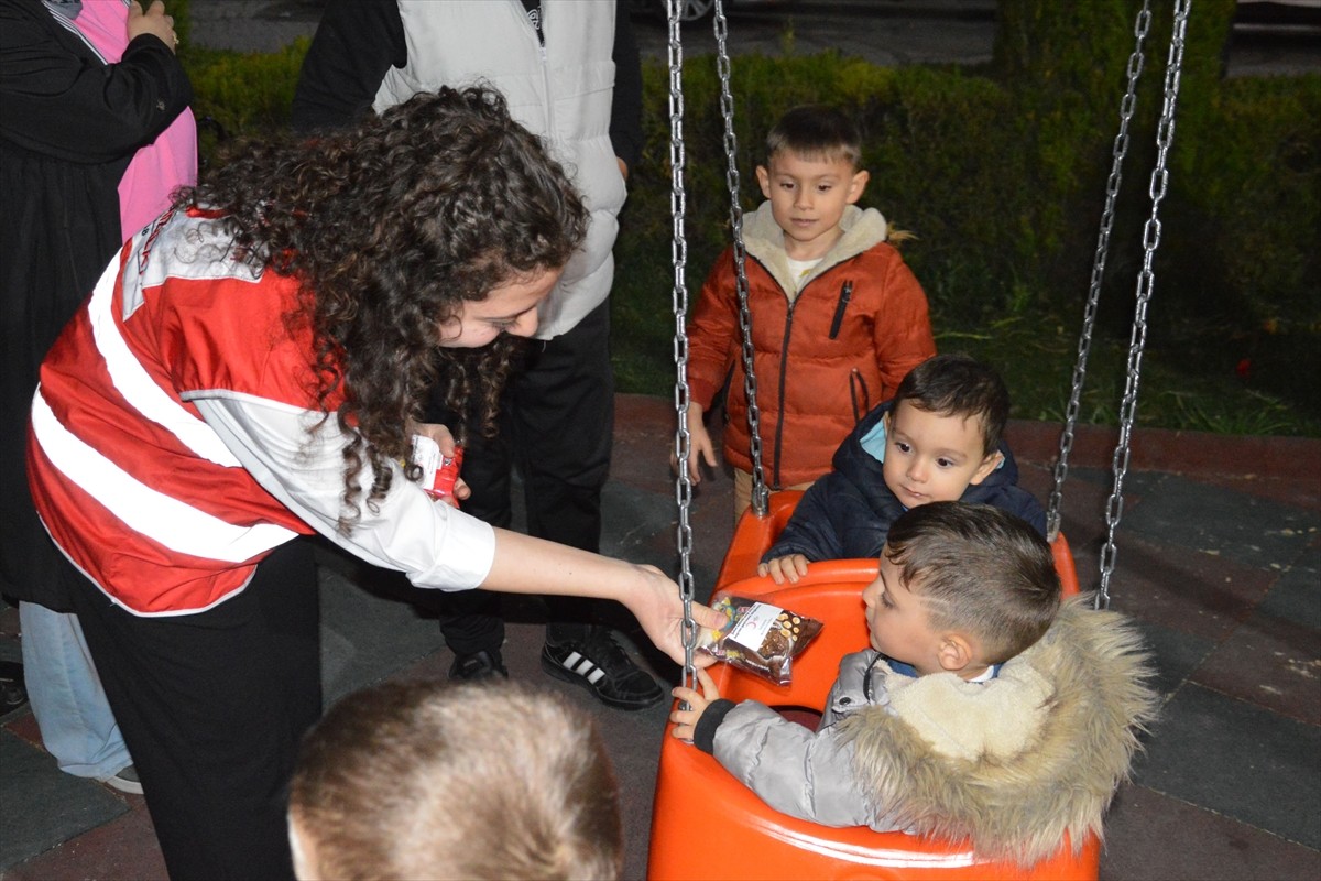 Samsun'un Havza ilçesinde Genç Kızılay gönüllüleri, camiye gelen çocukları bayram öncesi...