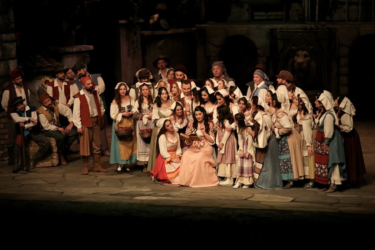 Samsun Devlet Opera ve Balesi (SAMDOB), komik opera türlerinden biri olarak gösterilen "Aşk...