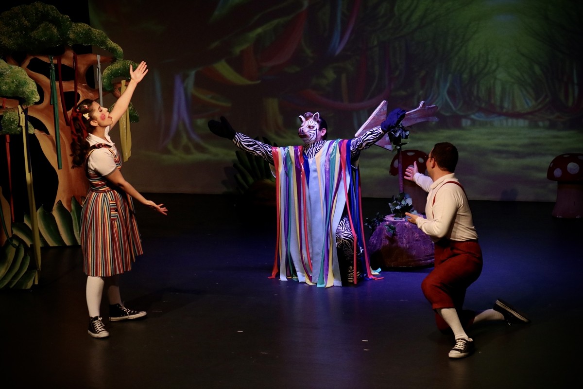 Samsun Devlet Opera ve Balesi (SAMDOB), "Okulumuz Orman" çocuk oyununu sahneye koydu. Metin...