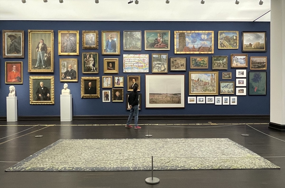 Sanatçı Sultan Adler'in "Boş Alan" başlıklı el dokuması halısı, Bremen Sanat Müzesi'nde...