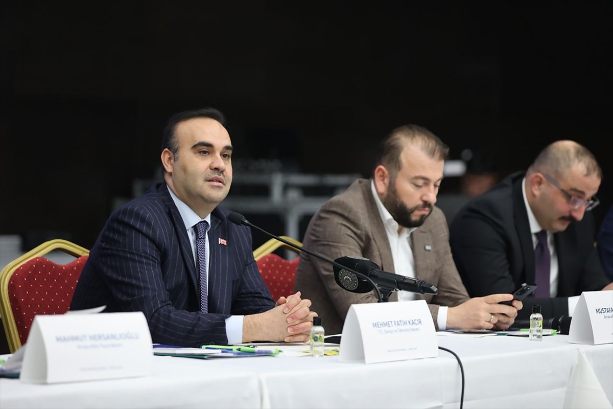 Sanayi ve Teknoloji Bakanı Mehmet Fatih Kacır, İstanbul'da sanayicilerle buluştuğu bir programda...