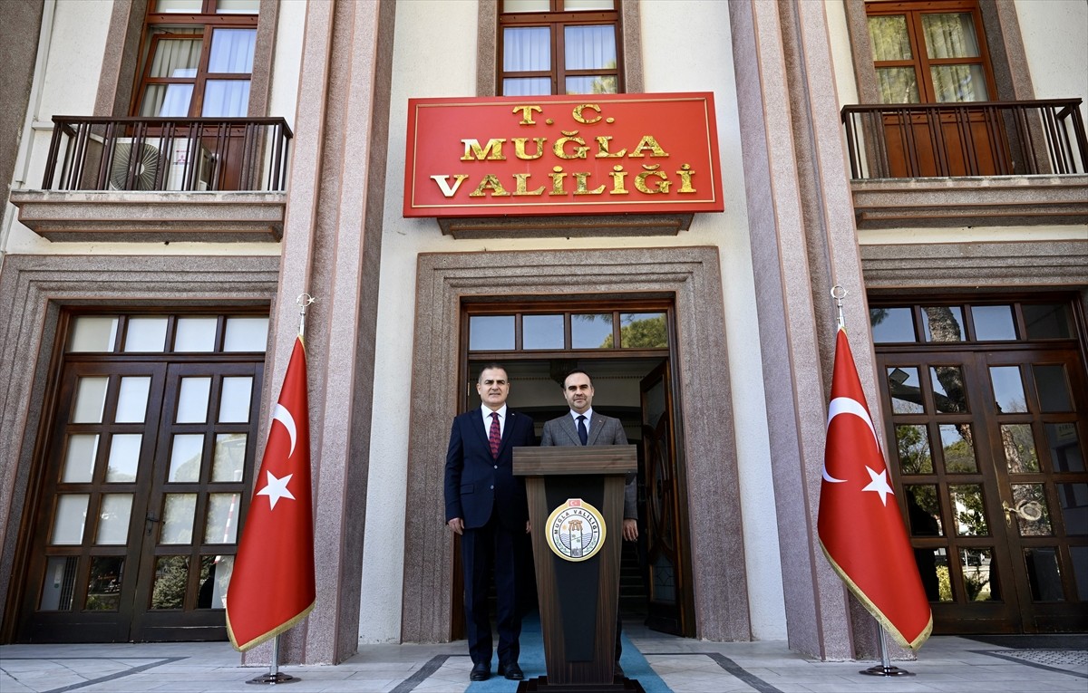 Sanayi ve Teknoloji Bakanı Mehmet Fatih Kacır (sağda), bir dizi program için geldiği Muğla'da...