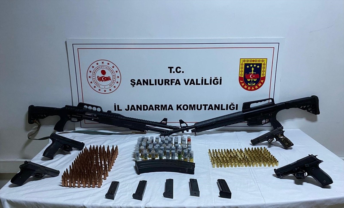 Şanlıurfa'nın Haliliye ilçesinde düzenlenen uyuşturucu ve silah kaçakçılığı operasyonunda 5...