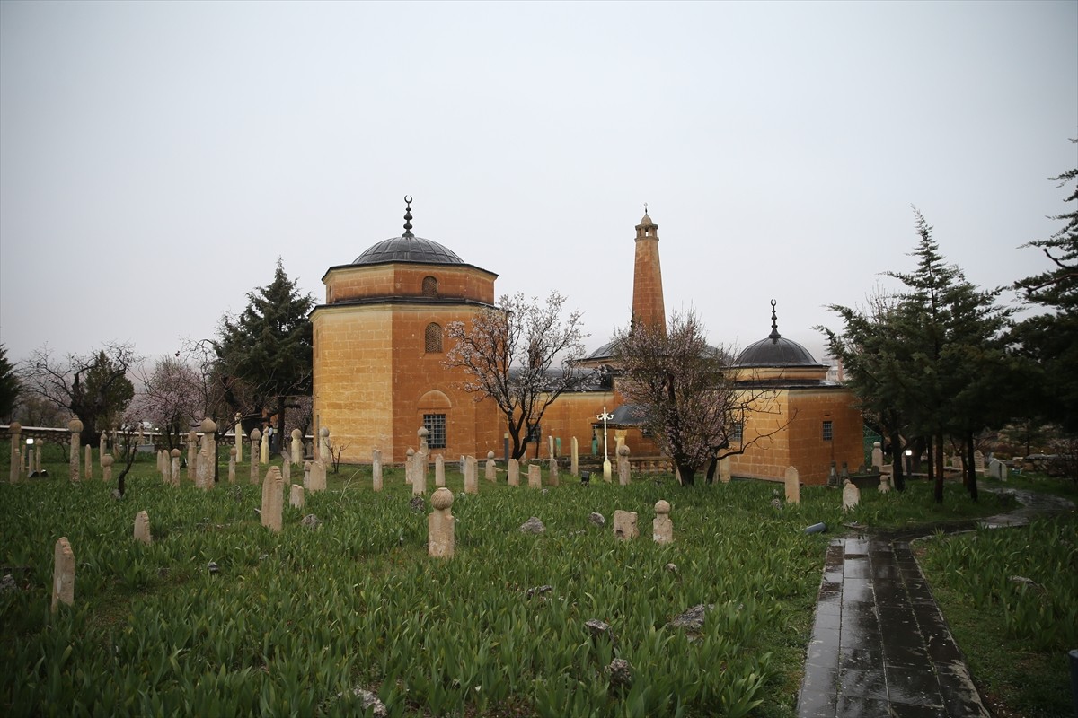 Siirt'in Tillo ilçesinde 261 yıl önce İbrahim Hakkı Hazretleri'nin yaptırdığı ışık düzeneğiyle...