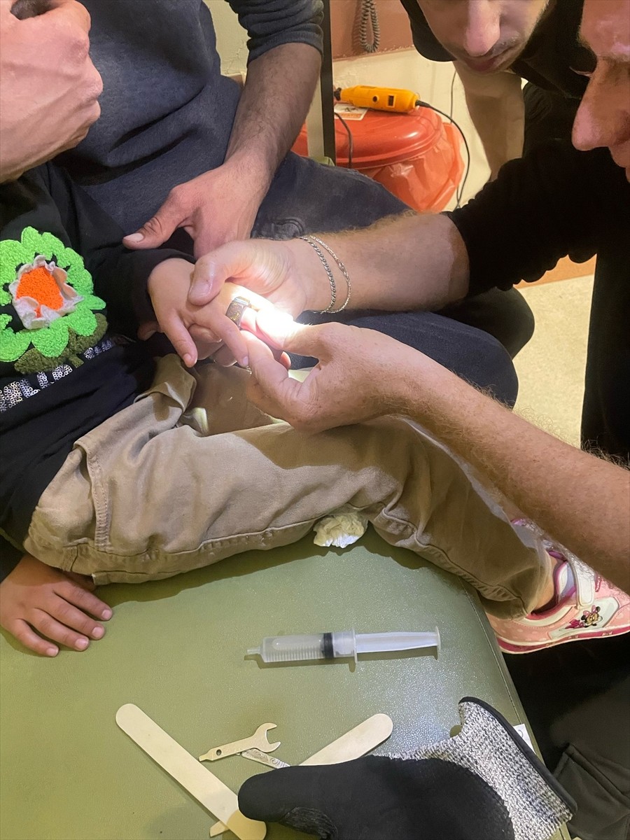 Siirt'te bir çocuğun parmağına sıkışan cıvata, itfaiye ekiplerinin çalışması sonucu kesilerek...