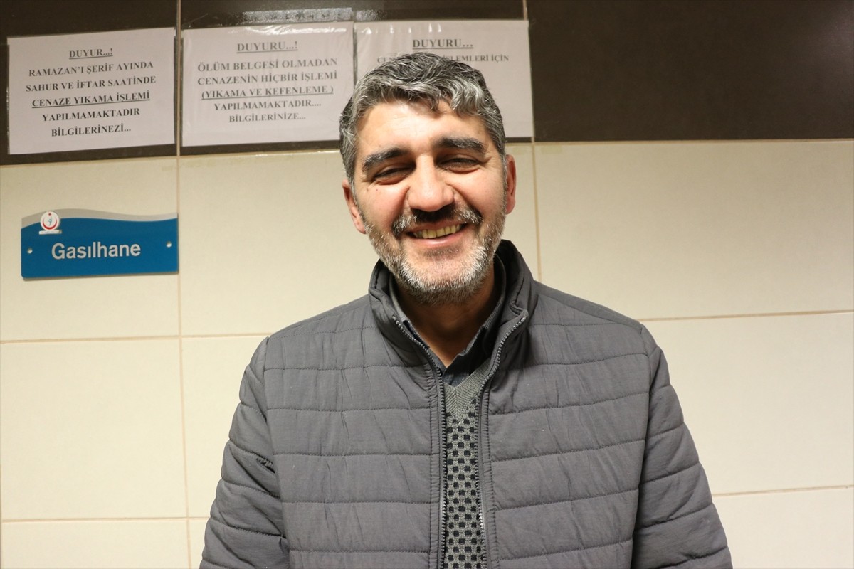 Siirt'te gassal Mehmet Kahramanoğlu ve eşi usta öğretici Fatma Kahramanoğlu, kursiyerlere cenaze...