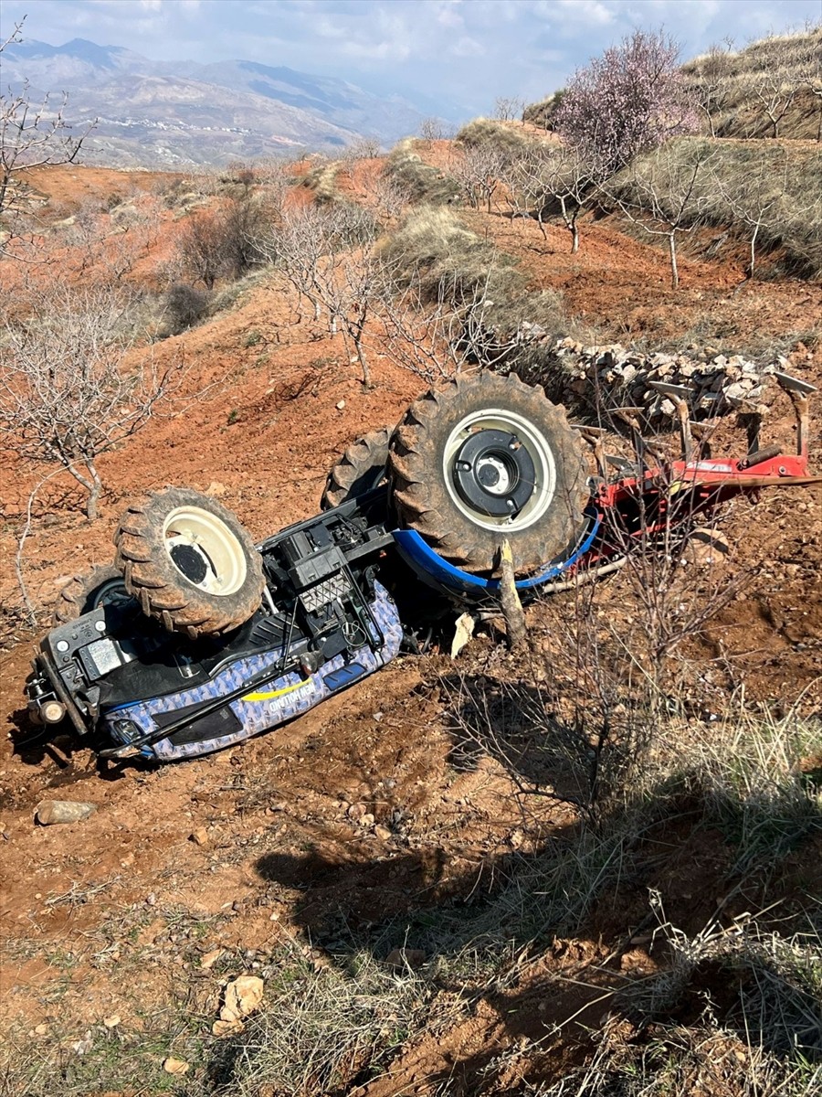 Siirt'te traktörün devrilmesi sonucu sürücü hayatını kaybetti.