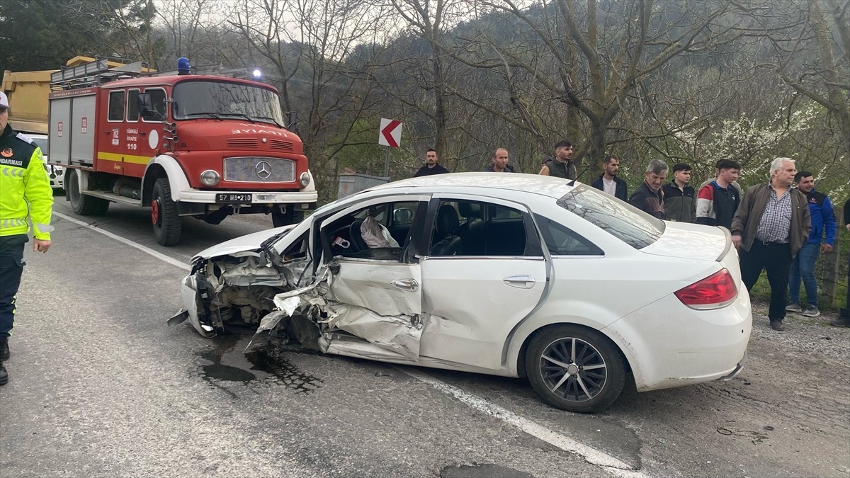  Sinop'un Türkeli ilçesinde iki otomobilin çarpışması sonucu 7 kişi yaralandı. 