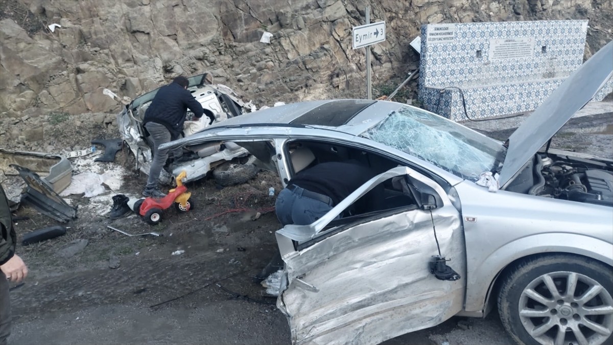 Sinop’ta, iki otomobilin çarpışması sonucu 5 kişi yaralandı. 
