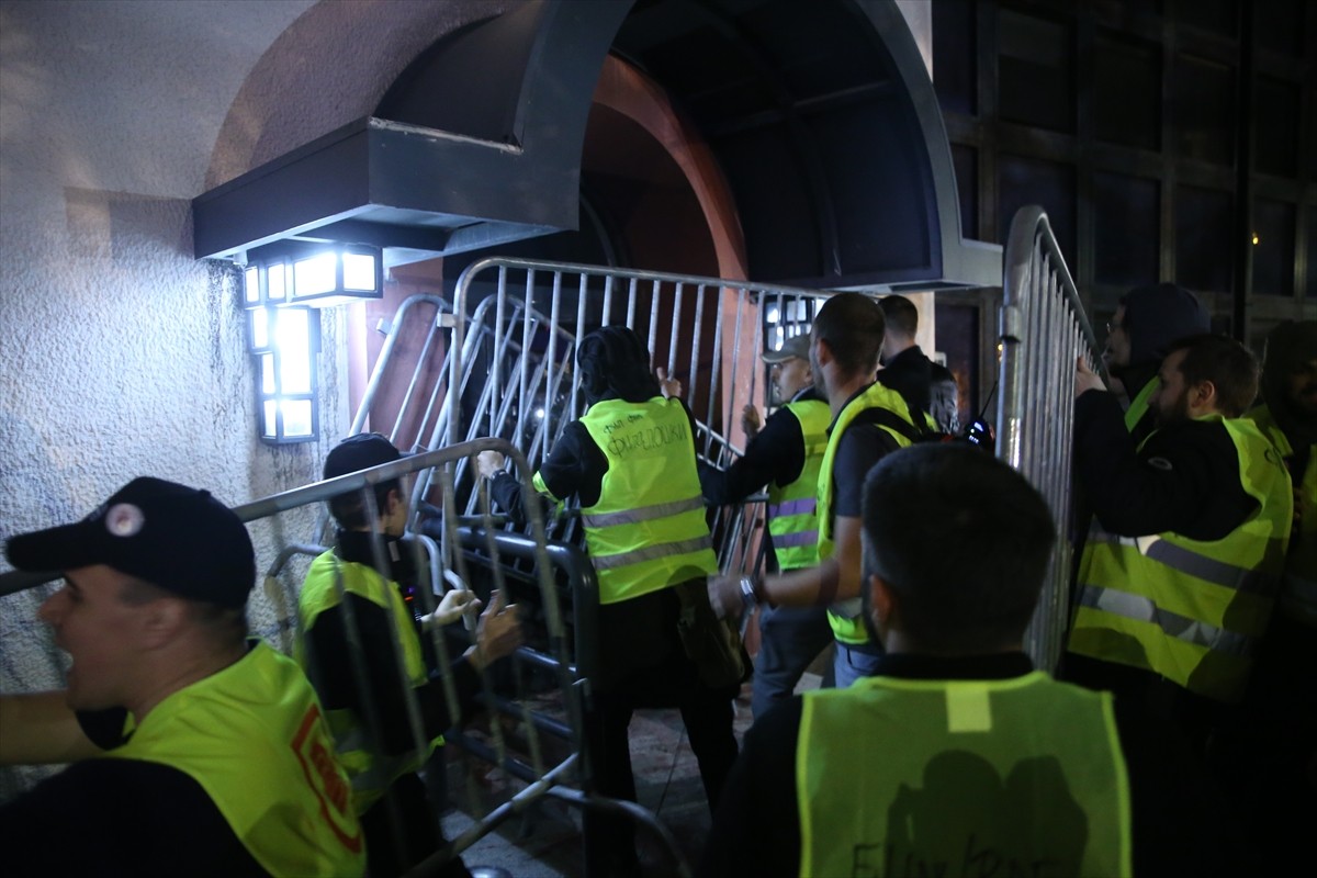 Sırbistan'da 1 Kasım 2024'te meydana gelen ölümlü kazanın ardından hükümete tepki gösteren...