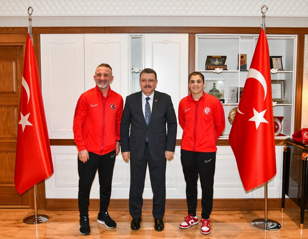 Sırbistan'da düzenlenen Kadınlar Dünya Boks Şampiyonası'nda altın madalya kazanan milli sporcu...