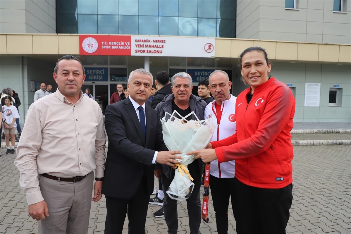 Sırbistan'da düzenlenen Kadınlar Dünya Boks Şampiyonası'nda bronz madalya kazanan milli sporcu...