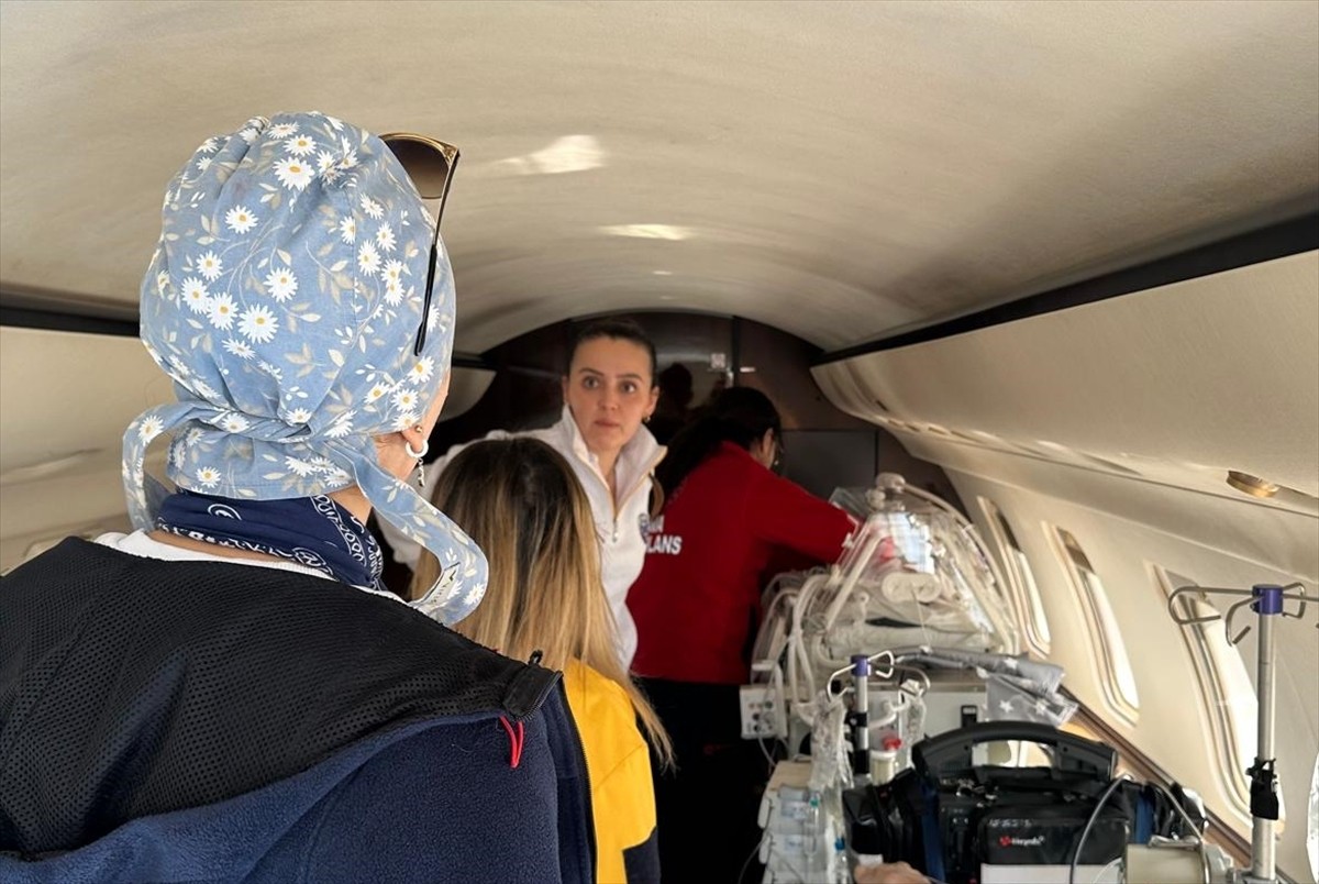 Şırnak'ın Silopi ilçesinde rahatsızlanan 3 aylık kız bebek, ileri tetkik ve tedavisi için ambulans...