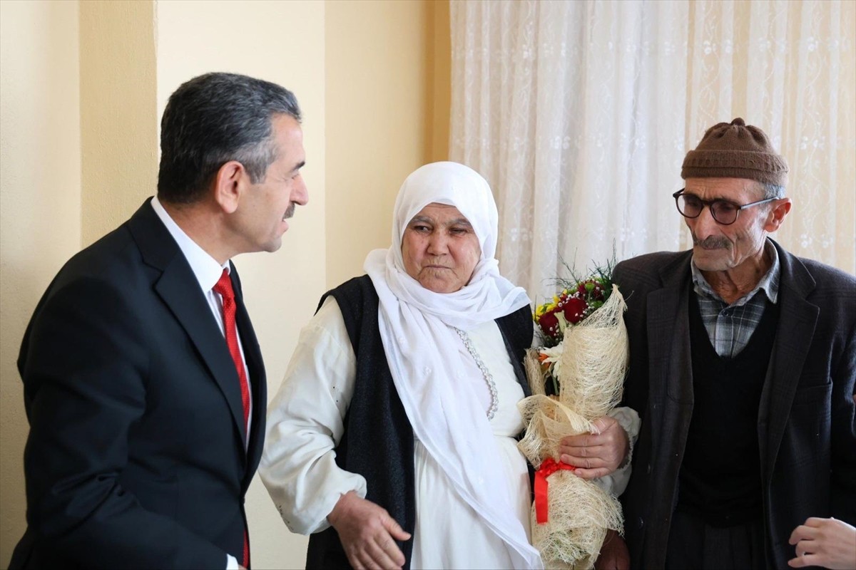 Şırnak Valisi Birol Ekici,(solda) "Aile Yılı" etkinlikleri kapsamında evliliklerinde 52 yılını...